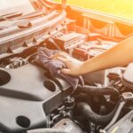 Persona limpiando motor por el exterior