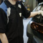 Mecánico examinando el motor.