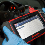 Aparato de escaneo de coche para saber su información.