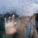 Mujer dentro de coche con el cristal empañado.