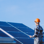 Técnico observando placas solares