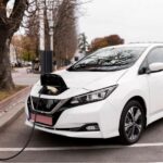 Coche blanco cargándose.