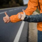 Personas haciendo autostop