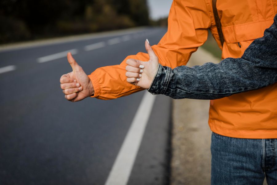 Personas haciendo autostop