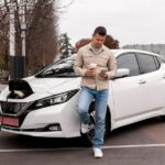 Persona esperando a que se cargue el coche